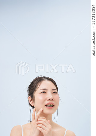 Women suffering from skin trouble 137318054