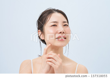 Women suffering from skin trouble 137318055