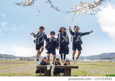一年級新生和即將進入小學的學生 一年級新生和即將進入小學的學生 137318091