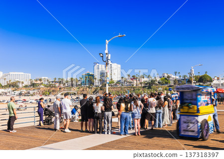 洛杉磯聖塔莫尼卡碼頭街頭表演（部分畫面柔化） 137318397