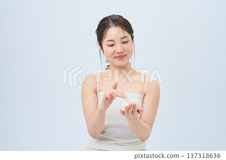一名年輕女子正在做皮膚護理 137318636