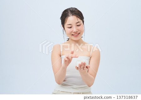 一名年輕女子正在做皮膚護理 一名年輕女子正在做皮膚護理 137318637