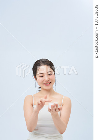 一名年輕女子正在做皮膚護理 一名年輕女子正在做皮膚護理 137318638