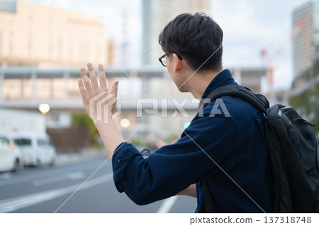 一名男子在街上舉起手 137318748