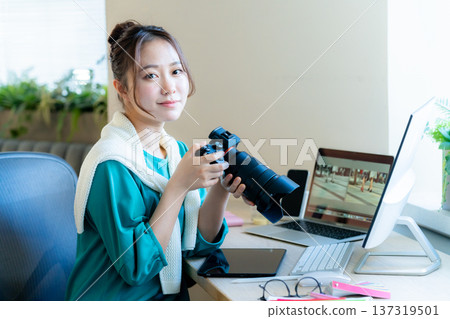 年輕有創造力的女性 年輕有創造力的女性 137319501