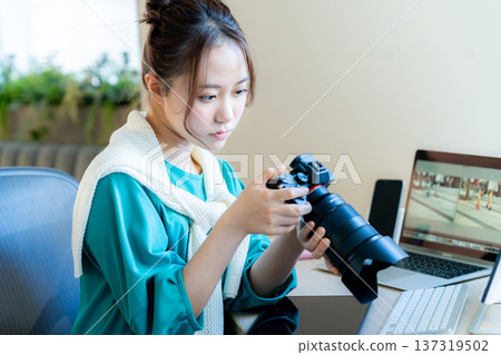 年輕有創造力的女性 137319502