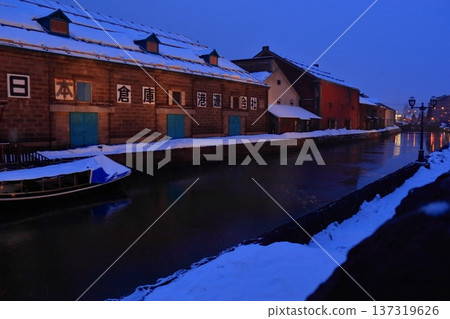 仲冬日落時的小樽運河（北海道小樽） 137319626