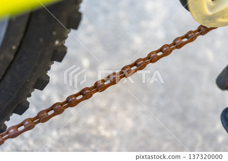 兒童登山車鏈條上的鏽跡 137320000