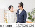 一對夫婦擁抱著微笑 137320129