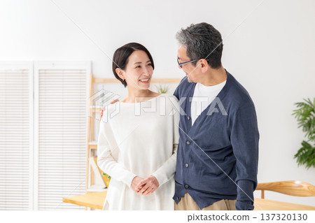 一對夫婦擁抱著微笑 137320130