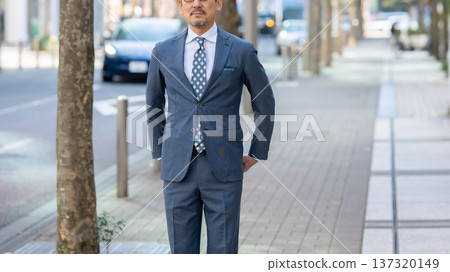 走在辦公室鎮的商人 137320149