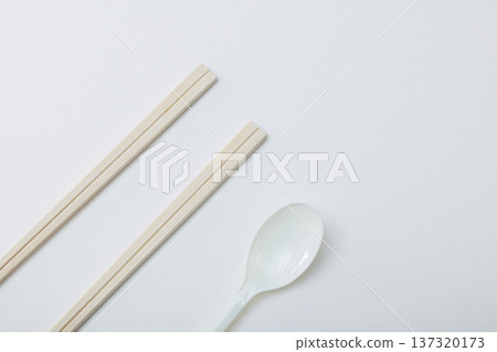 Image of spoon and chopsticks on white background 137320173