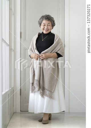 一位微笑的資深婦女 137320271