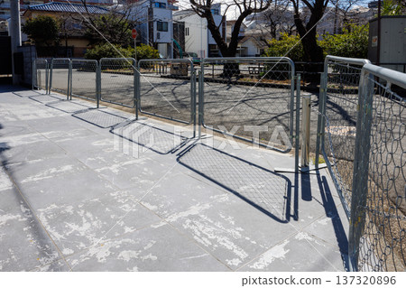 在居民區內設置的臨時鐵絲網圍籬（路障） 137320896