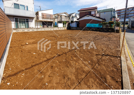 住宅區內一塊空地，天空湛藍（計畫用於建造房屋/住宅社區） 137320897