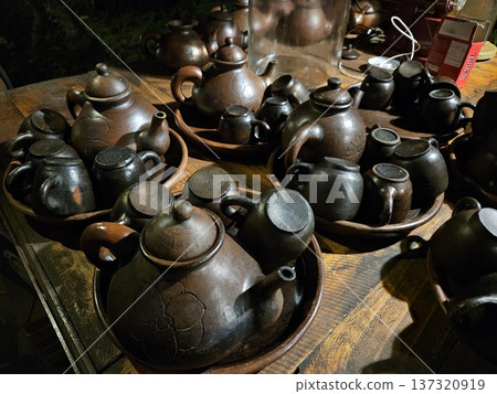 This is a group of clay teapot with black colour 137320919