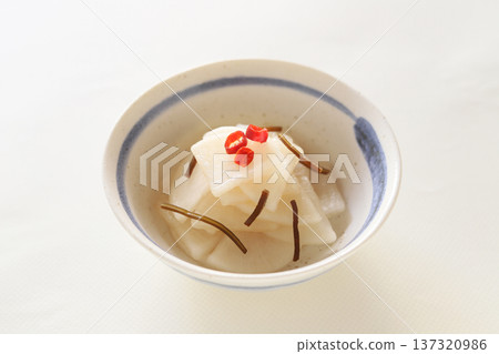 冬季必備!醃蘿蔔和鹹海帶 冬季必備!醃蘿蔔和鹹海帶 137320986