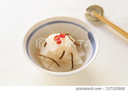 冬季必備!醃蘿蔔和鹹海帶 冬季必備!醃蘿蔔和鹹海帶 137320988