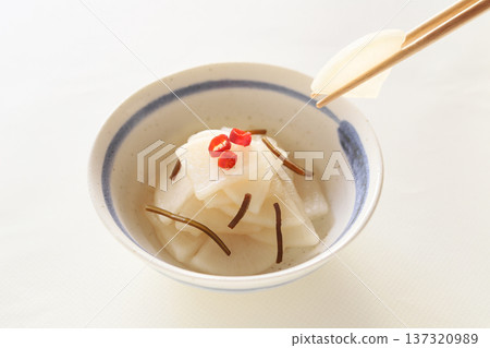 冬季必備!醃蘿蔔和鹹海帶 冬季必備!醃蘿蔔和鹹海帶 137320989