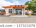 在晴朗的日子裡，北海道帶廣市（熱門旅遊目的地）原日本國鐵廣尾線上的愛國站。 137321078