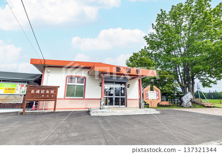 在晴朗的日子裡，北海道帶廣市（熱門旅遊目的地）原日本國鐵廣尾線上的愛國站。 137321344