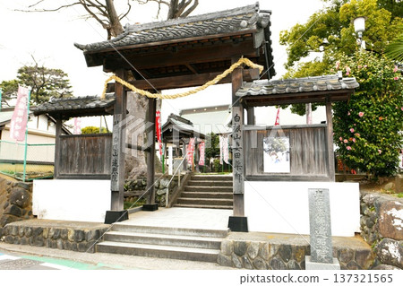 [厚木市遍照院（妻田藥師）正門] 137321565