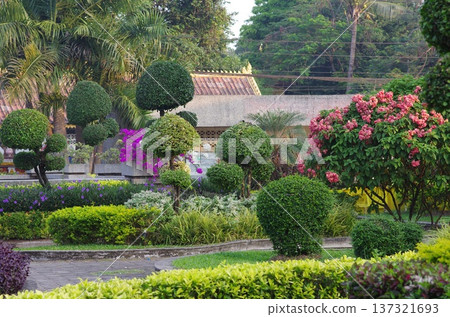 Around Fagum Park? 1 137321693