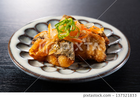 黑色背景上的南蠻漬鯖魚(俯拍特寫) 黑色背景上的南蠻漬鯖魚(俯拍特寫) 137321833