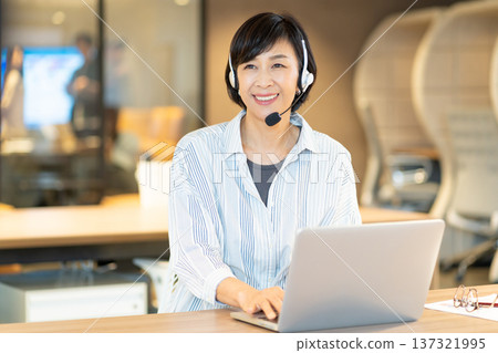 Business woman working in the office 137321995