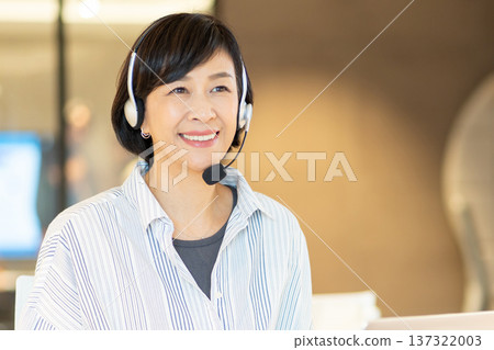 Business woman with income Business woman with income 137322003