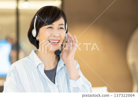 Business woman working in the office Business woman working in the office 137322004