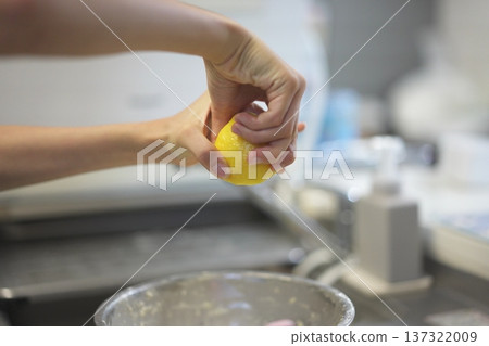 孩子的手正在擠檸檬 孩子的手正在擠檸檬 137322009