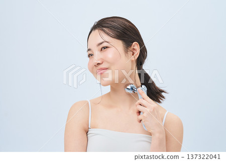 使用美麗的面孔的婦女 使用美麗的面孔的婦女 137322041