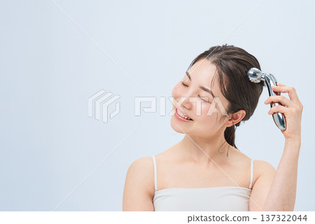 使用美麗的面孔的婦女 使用美麗的面孔的婦女 137322044