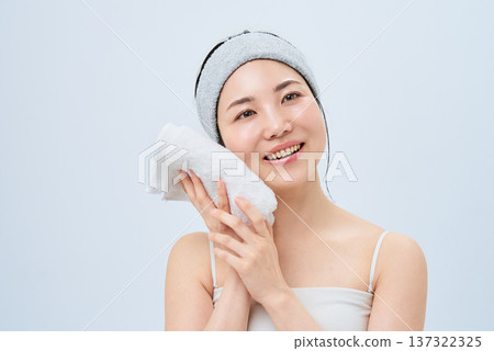 一個女人用毛巾擦臉 一個女人用毛巾擦臉 137322325