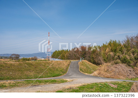 Cycling road on the Kizugawa River embankment, Keihanawa Bicycle Path, Kyotanabe City, Kyoto Prefecture Cycling road on the Kizugawa River embankment, Keihanawa Bicycle Path, Kyotanabe City, Kyoto Prefecture 137322396