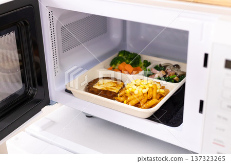 用微波爐加熱的外帶午餐盒 137323265