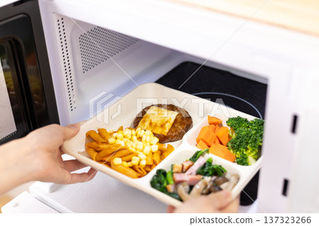 用微波爐加熱的外帶午餐盒 用微波爐加熱的外帶午餐盒 137323266
