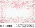 優雅的日式水彩紋理，點綴著散落的櫻花花瓣 137323503
