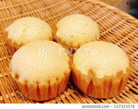 Homemade fluffy steamed bread snacks 137323578