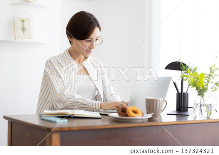 遠距辦公：在家工作的女性 137324321