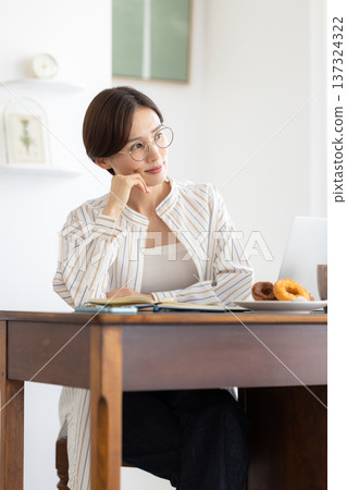 遠距辦公：在家工作的女性 137324322