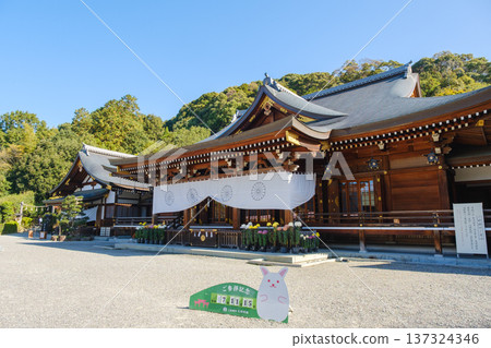 奈良縣櫻井市三輪山大三輪神社的參拜殿和七五三紀念牌:傳統景象 奈良縣櫻井市三輪山大三輪神社的參拜殿和七五三紀念牌:傳統景象 137324346