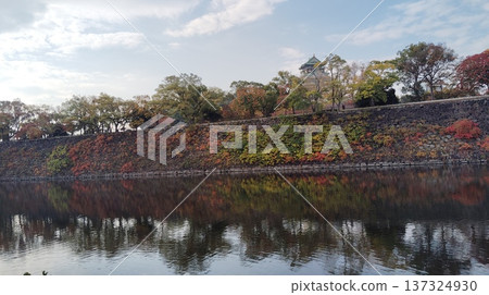 Autumn leaves and stone walls Autumn leaves and stone walls 137324930