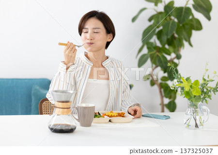 餐點:一位女士正在吃外帶午餐 餐點:一位女士正在吃外帶午餐 137325037