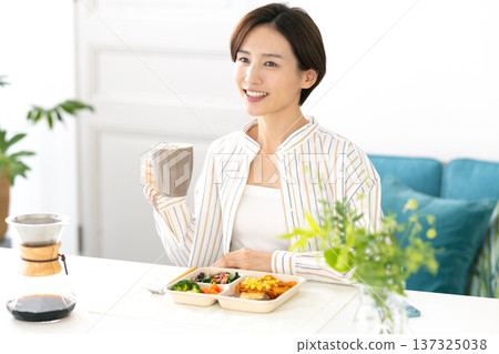 餐點：一位女士正在吃外帶午餐 137325038