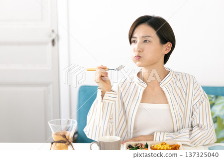 餐點:一位女士正在吃外帶午餐 餐點:一位女士正在吃外帶午餐 137325040