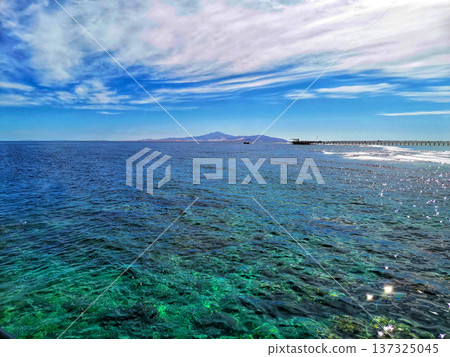 Horizon line of sea and sky 137325045