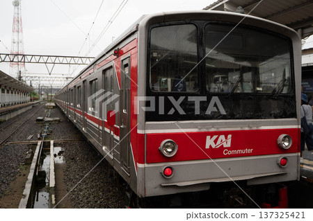 Indonesia's commuter trains, where used Japanese rolling stock are used / KAI Commuter running between Jakarta and Turbine Indonesia's commuter trains, where used Japanese rolling stock are used / KAI Commuter running between Jakarta and Turbine 137325421