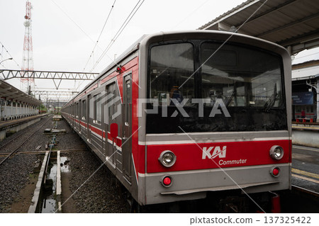 Indonesia's commuter trains, where used Japanese rolling stock are used / KAI Commuter running between Jakarta and Turbine Indonesia's commuter trains, where used Japanese rolling stock are used / KAI Commuter running between Jakarta and Turbine 137325422